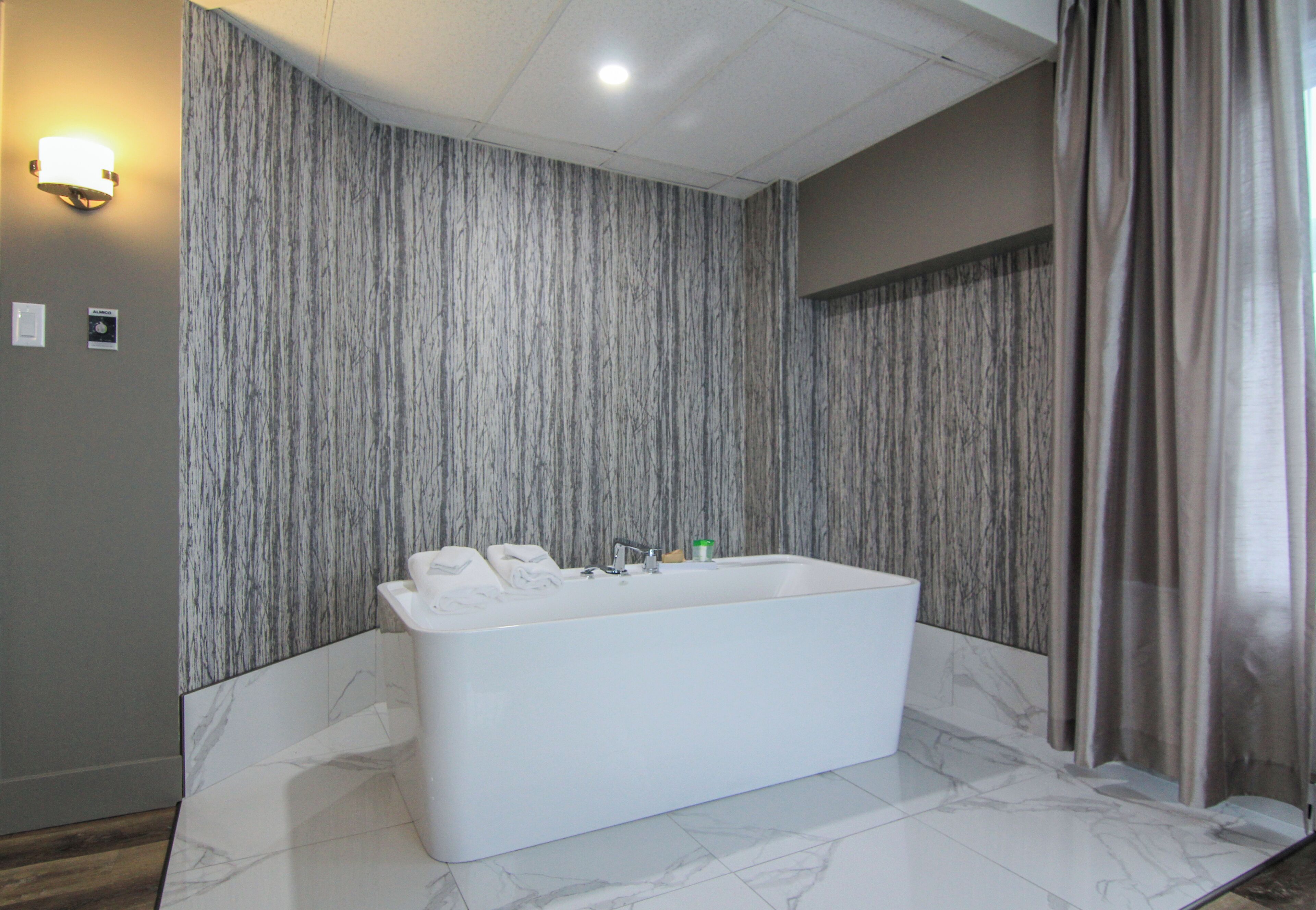 deluxe room, 1 queen bed | bathroom | combined shower/bathtub, free toiletries, hair dryer, bathrobes