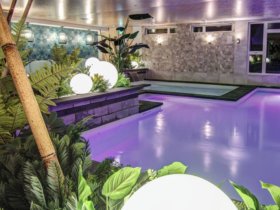 2 indoor pools