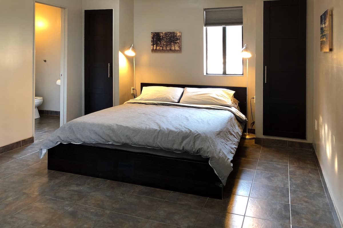 Studio truyền thống, 1 giường cỡ queen | Bộ đồ giường cao cấp, bàn ủi/dụng cụ ủi quần áo 