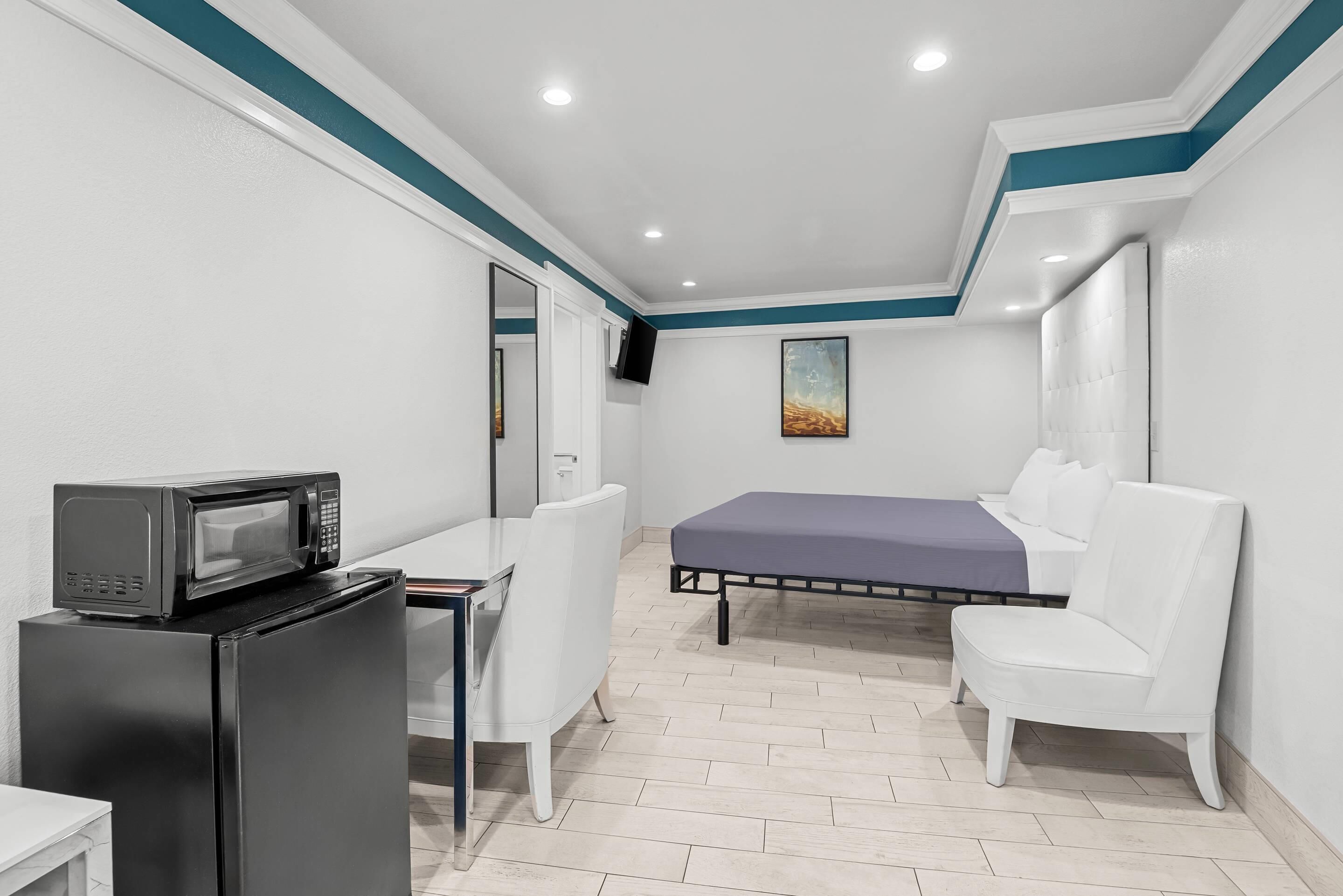 Basic-Zimmer, 1 King-Bett, barrierefrei, Nichtraucher | Schreibtisch, kostenloses WLAN, Bettwäsche