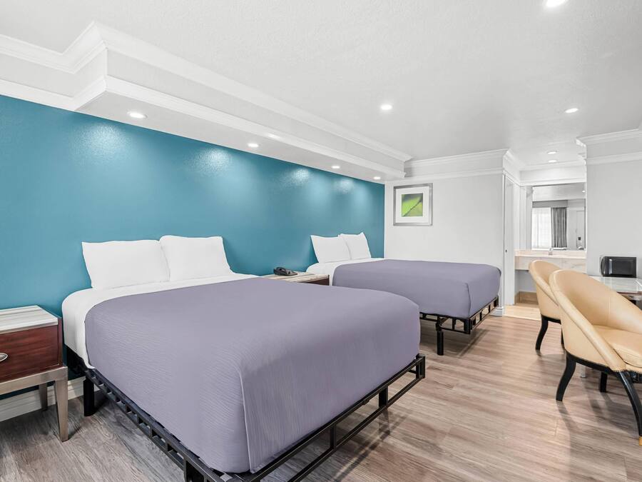 Kamar Standar, 2 Tempat Tidur Queen, Bebas Asap Rokok | Meja kerja, Wi-Fi gratis, dan seprai linen