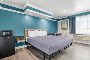 Standard Room, 1 King Bed, Non Smoking | Desk, free WiFi, bed sheets - Rodeway Inn Commerce - Los Angeles (Los Angeles)