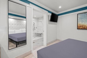 Basic Room, 1 King Bed, Accessible, Non Smoking | Desk, free WiFi, bed sheets - Rodeway Inn Commerce - Los Angeles (Los Angeles)
