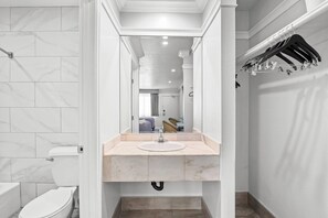 Standardzimmer, 2 Queen-Betten, Nichtraucher | Schreibtisch, kostenloses WLAN, Bettwäsche