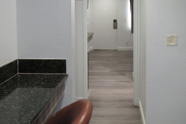 Meja kerja, Wi-Fi gratis, dan seprai linen