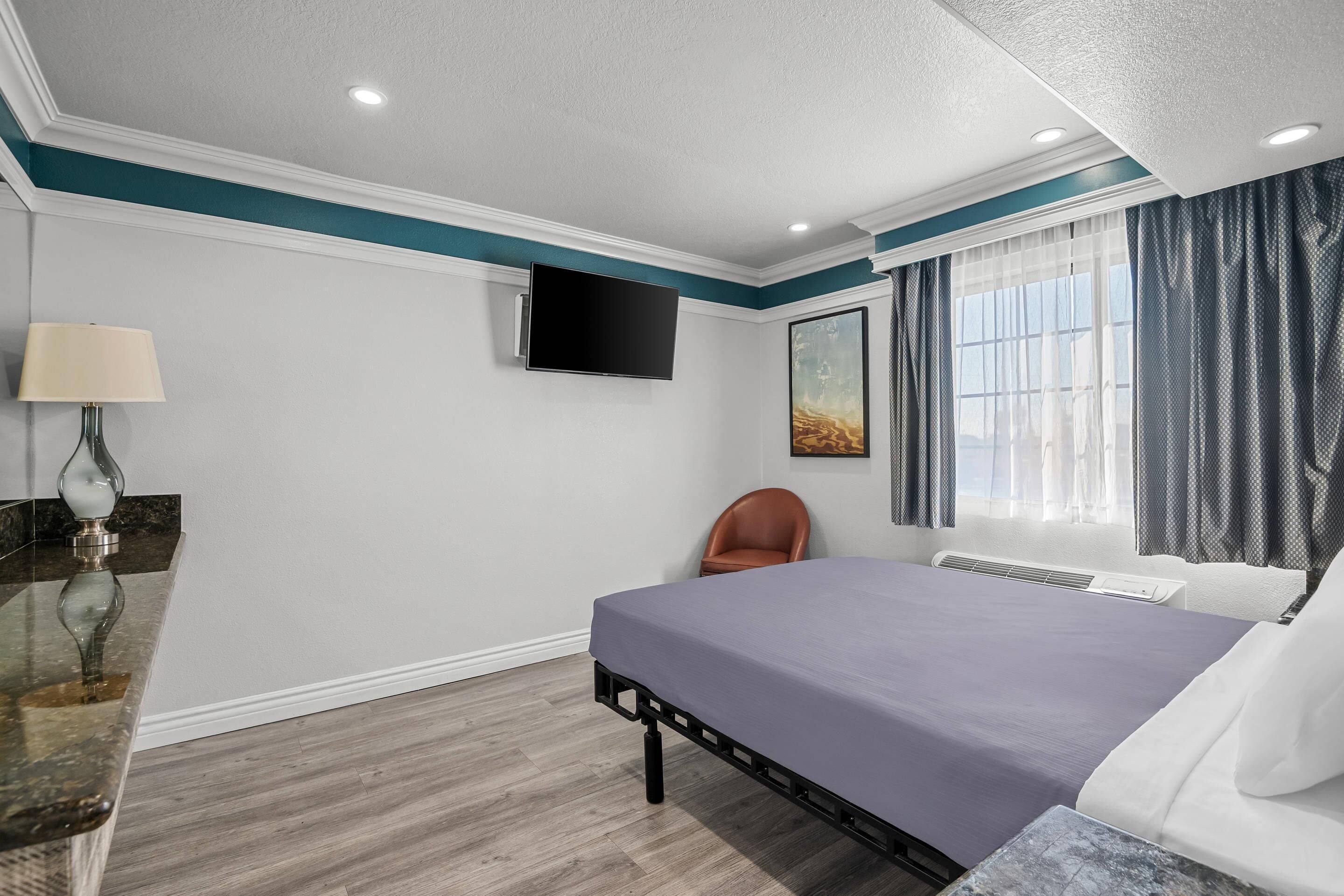 Standard Room, 1 Queen Bed, Non Smoking | Desk, free WiFi, bed sheets