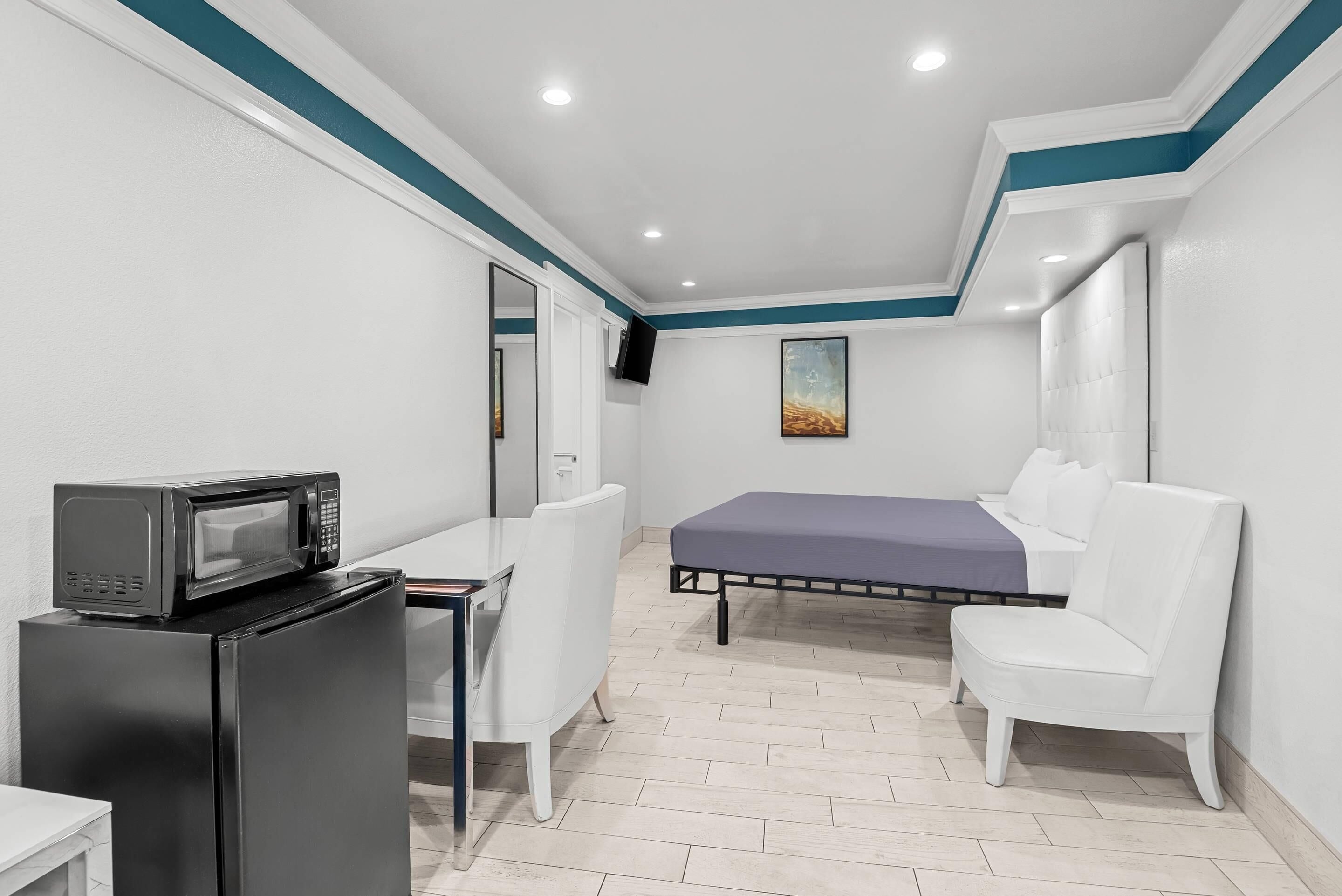 Habitación básica, 1 cama King size, con acceso para personas discapacitadas, para no fumadores | Escritorio, wifi gratis y ropa de cama 