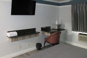 Meja kerja, Wi-Fi gratis, dan seprai linen