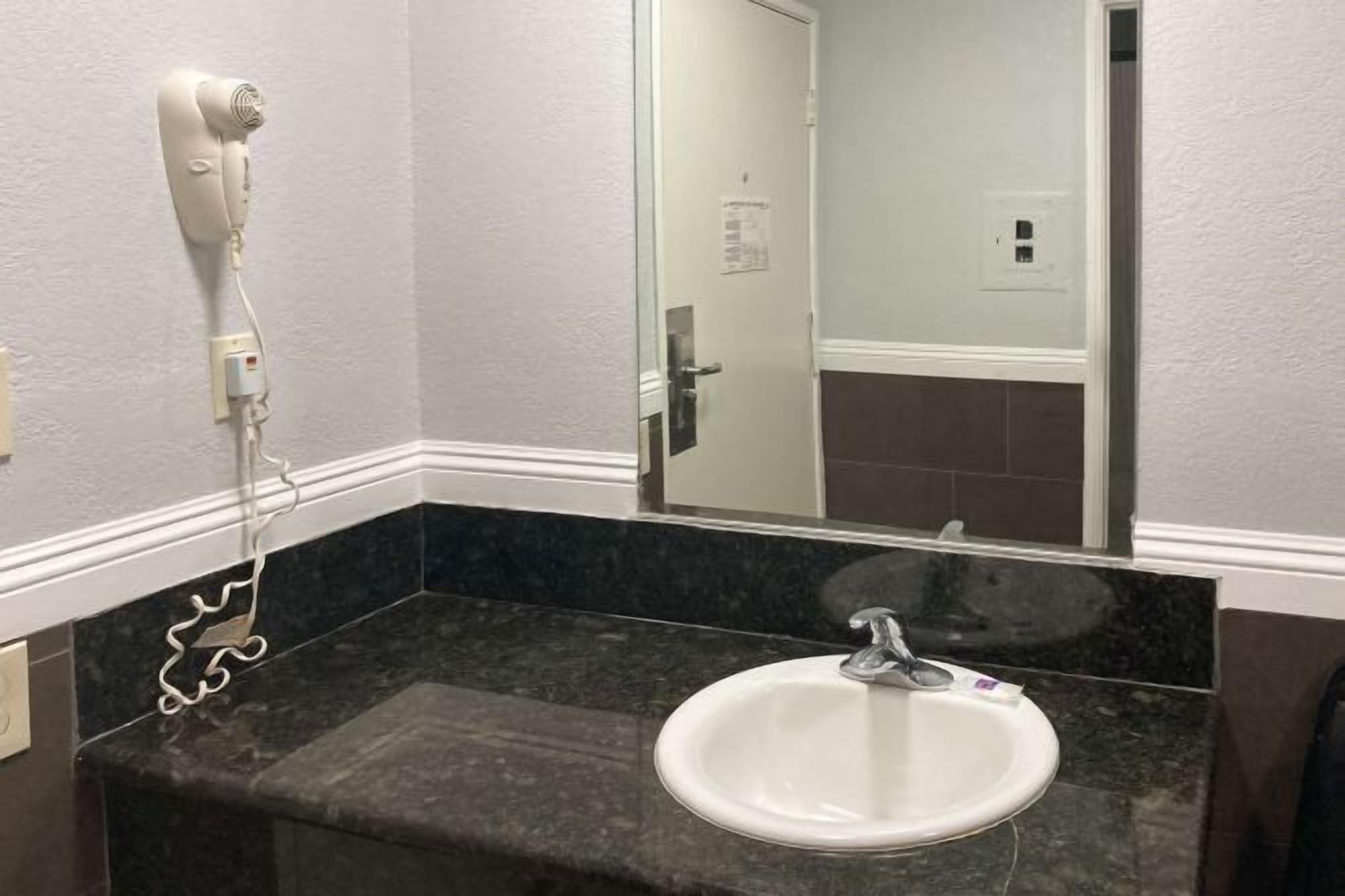 Bathroom | Combined shower/tub, towels