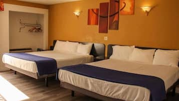 Työpöytä, kannettavalle tietokoneelle sopiva työtila, pimennysverhot