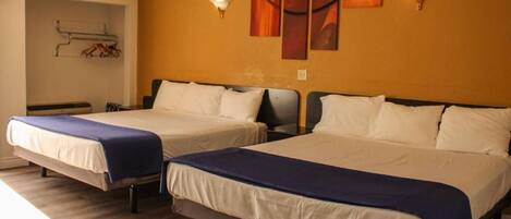 Bureau, espace de travail pour ordinateur portable, rideaux occultants