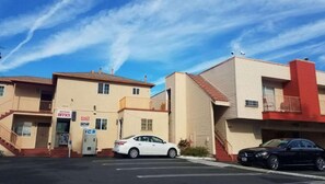 A row of two-story buildings with a parking lot in front. - Motel 6 Glendale, CA – Pasadena Burbank Los Angeles (Glendale)
