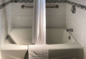 Combined shower/bathtub, towels - Motel 6 Glendale, CA – Pasadena Burbank Los Angeles (Glendale)