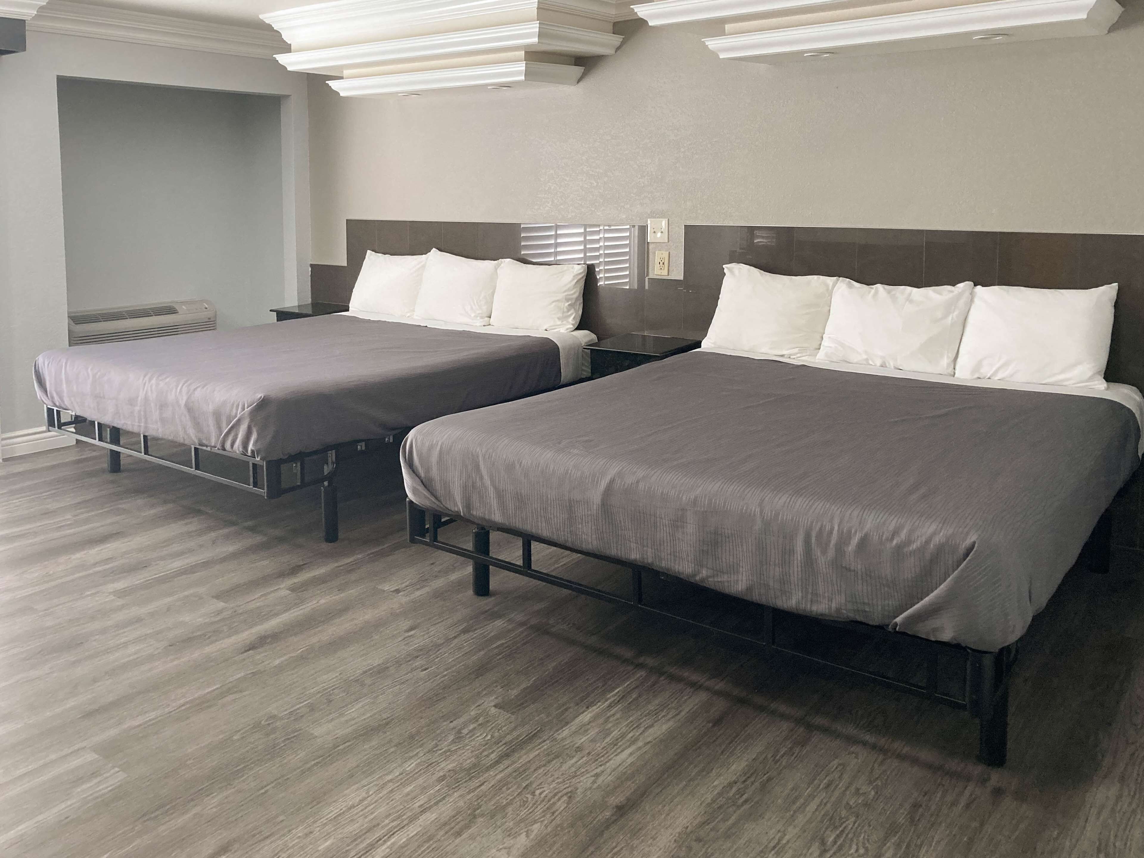 Escritorio, espacio para trabajar con un portátil, cortinas opacas