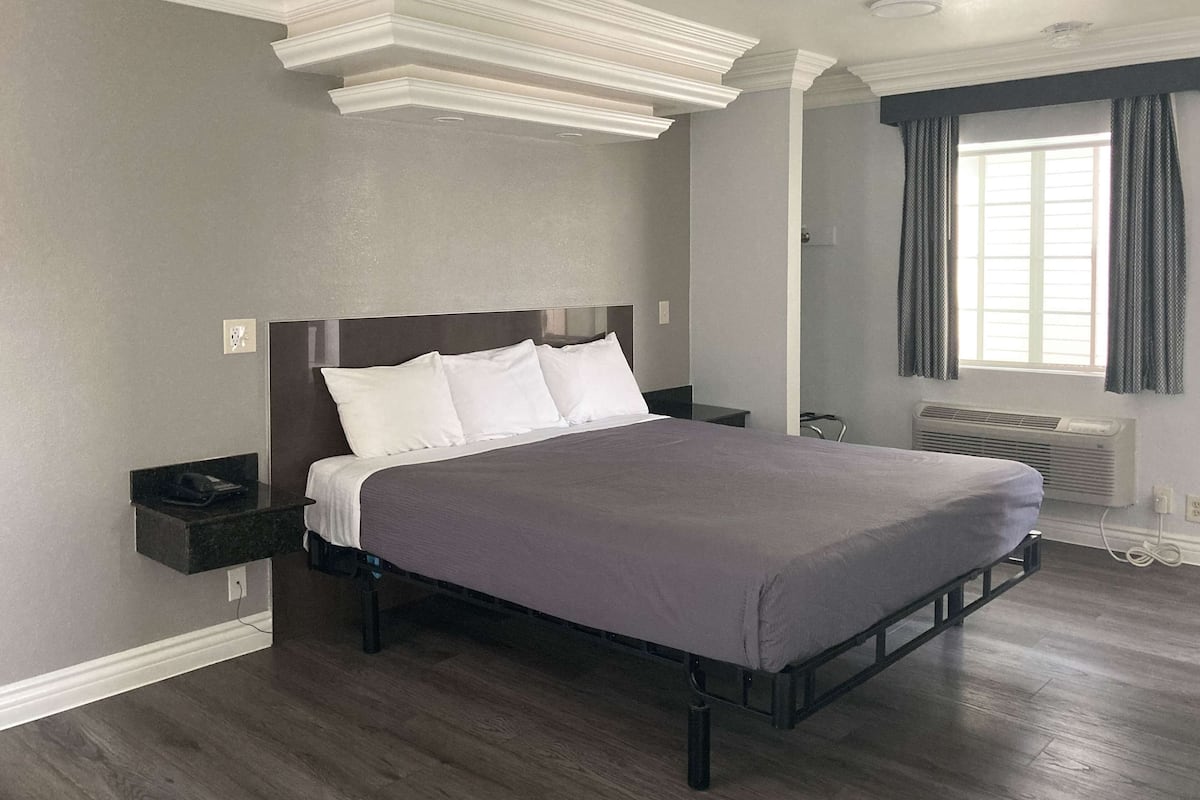 Escritorio, espacio para trabajar con un portátil, cortinas opacas