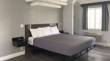 Työpöytä, kannettavalle tietokoneelle sopiva työtila, pimennysverhot