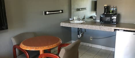 Chambre Confort, 1 trĂšs grand lit, non-fumeur | Bureau, fer et planche Ă repasser, accĂšs au Wi-Fi (inclus)