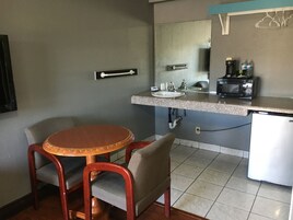 Comfort szoba, 1 king (extra méretű) franciaágy, nemdohányzó | Íróasztal, vasaló/vasalódeszka, ingyenes wifi és ágynemű