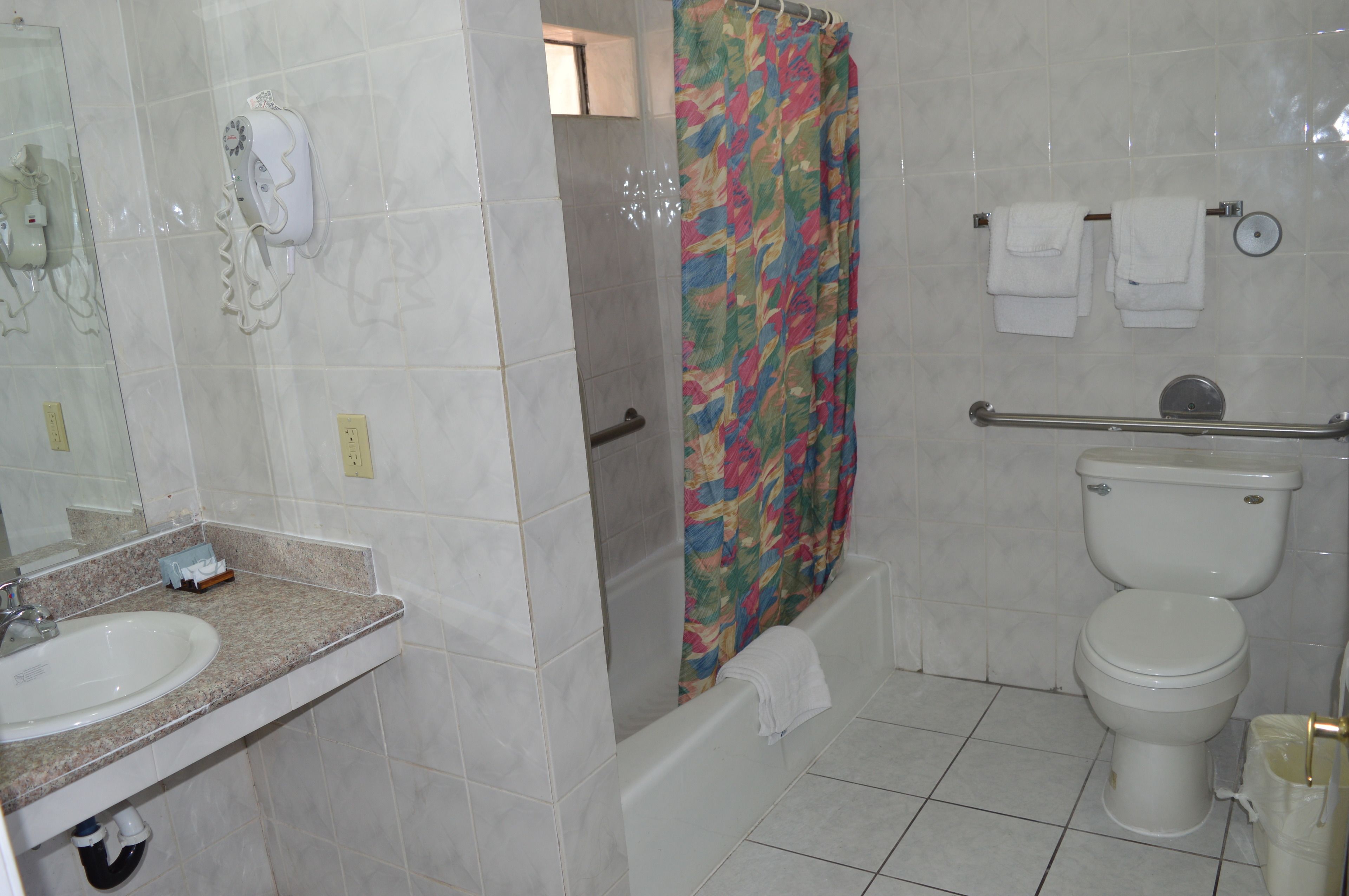 Comfort Room, 1 King Bed, Non Smoking | Bathroom shower