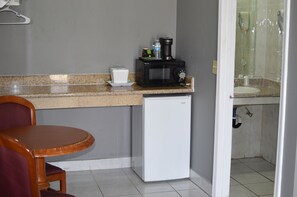 Mini fridge - Eagle Inn Motel (Long Beach)