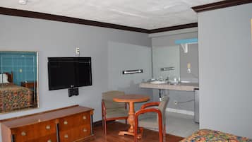 Comfort Room, 1 King Bed, Non Smoking | Room amenity