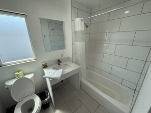 双人房, 2 张大床 | 浴室 | 免费洗浴用品、毛巾