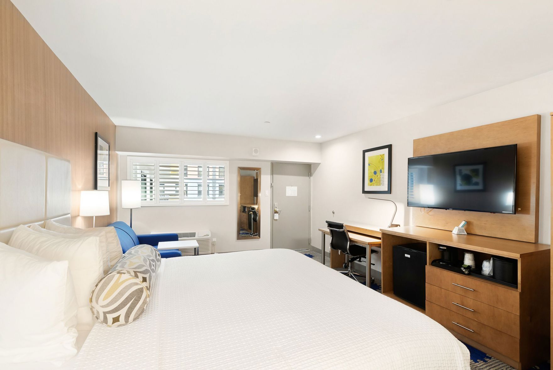 Escrivaninha, cortinas blackout, ferros/tábuas de passar roupa