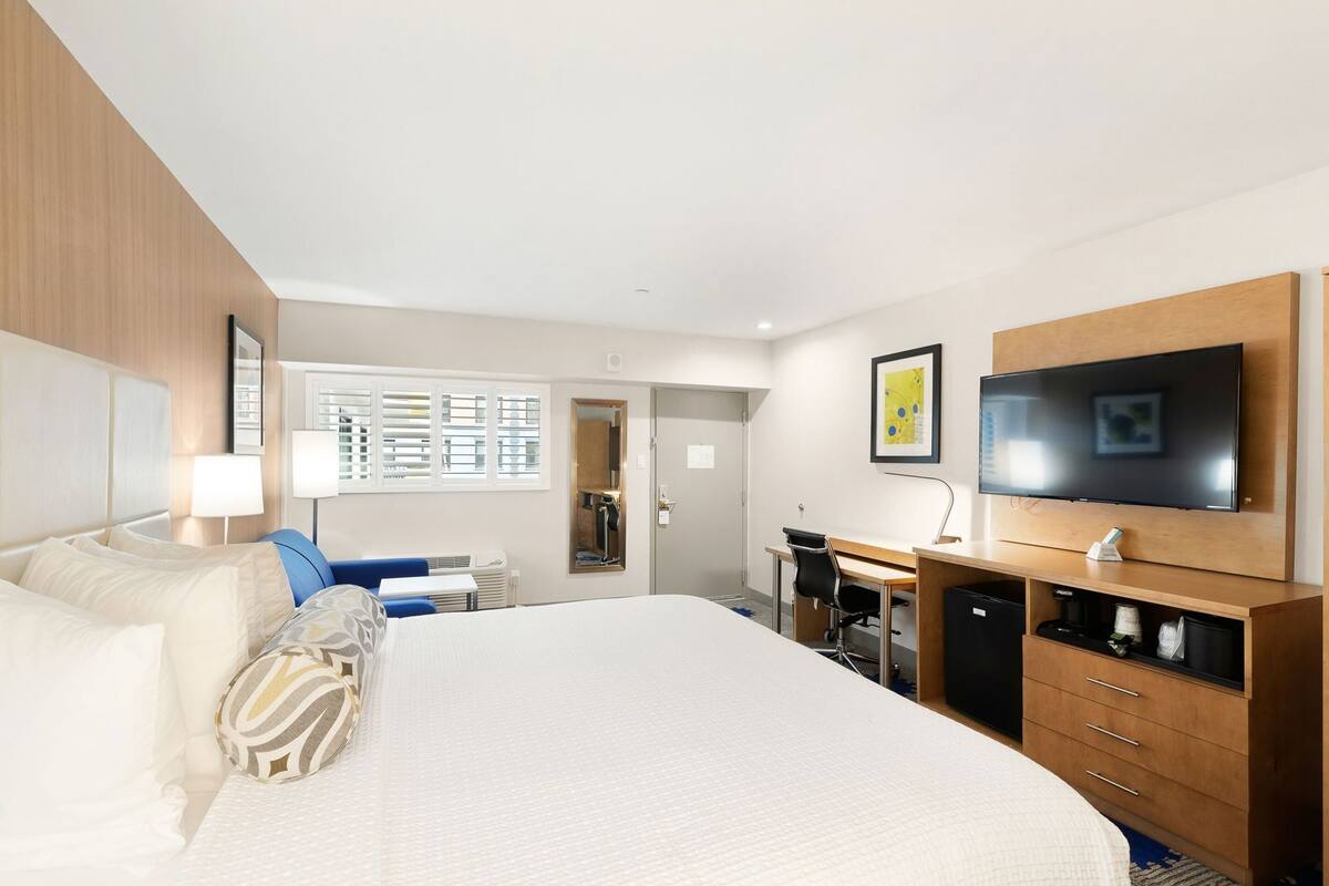 Escrivaninha, cortinas blackout, ferros/tábuas de passar roupa