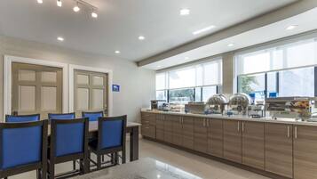 Desayuno de autoservicio incluido todos los días