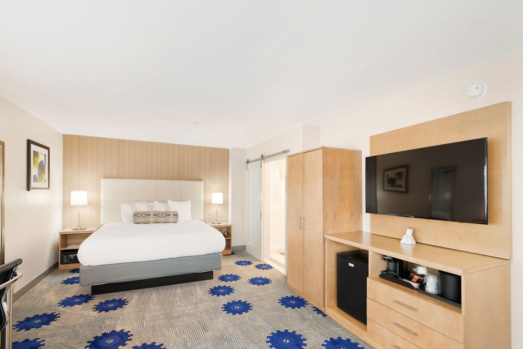 Escrivaninha, cortinas blackout, ferros/tábuas de passar roupa