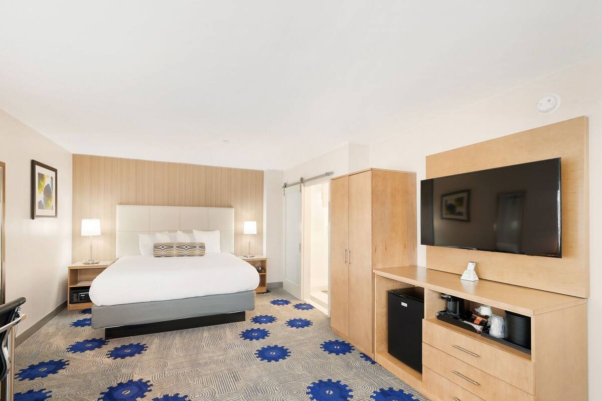 Escrivaninha, cortinas blackout, ferros/tábuas de passar roupa