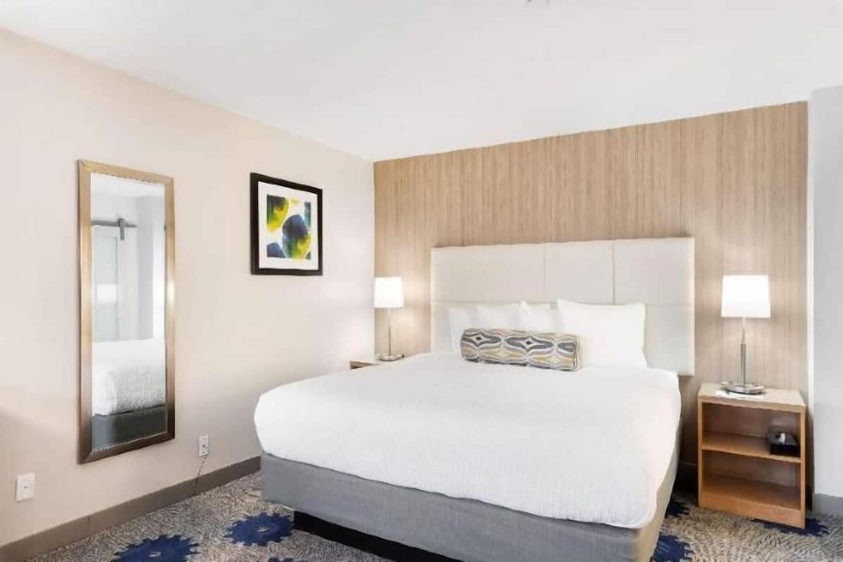 Escrivaninha, cortinas blackout, ferros/tábuas de passar roupa