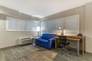 Desk, blackout curtains, iron/ironing board, free WiFi - Best Western Red Coach Inn (San Francisco)