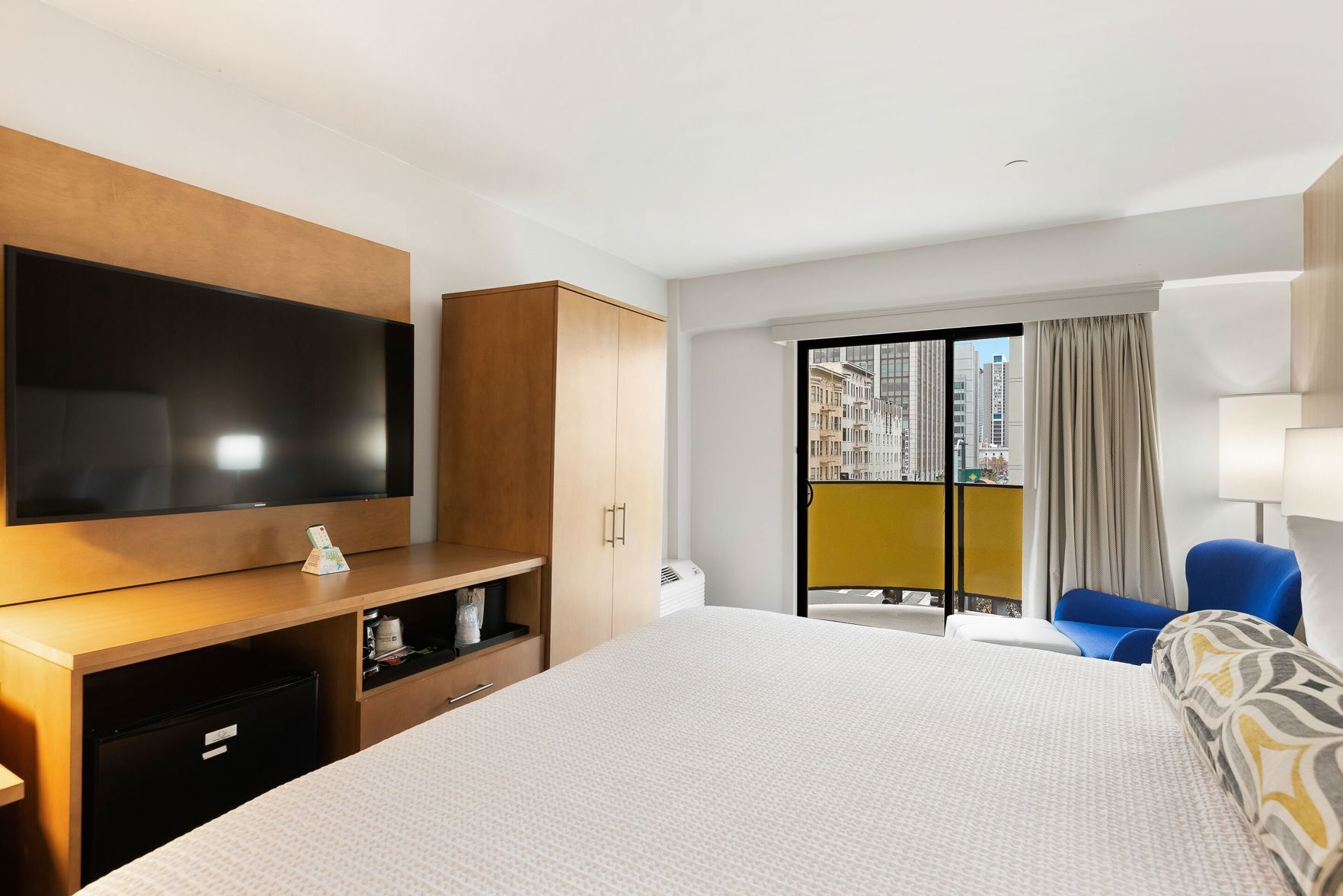 Escrivaninha, cortinas blackout, ferros/tábuas de passar roupa