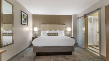 Escritorio, cortinas blackout y tabla de planchar con plancha