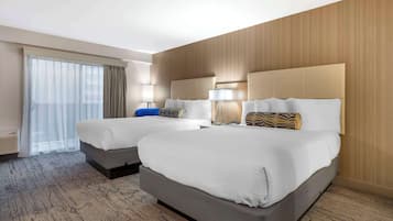 Escritorio, cortinas blackout y tabla de planchar con plancha