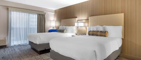 Een bureau, verduisterende gordijnen, een strijkplank/strijkijzer