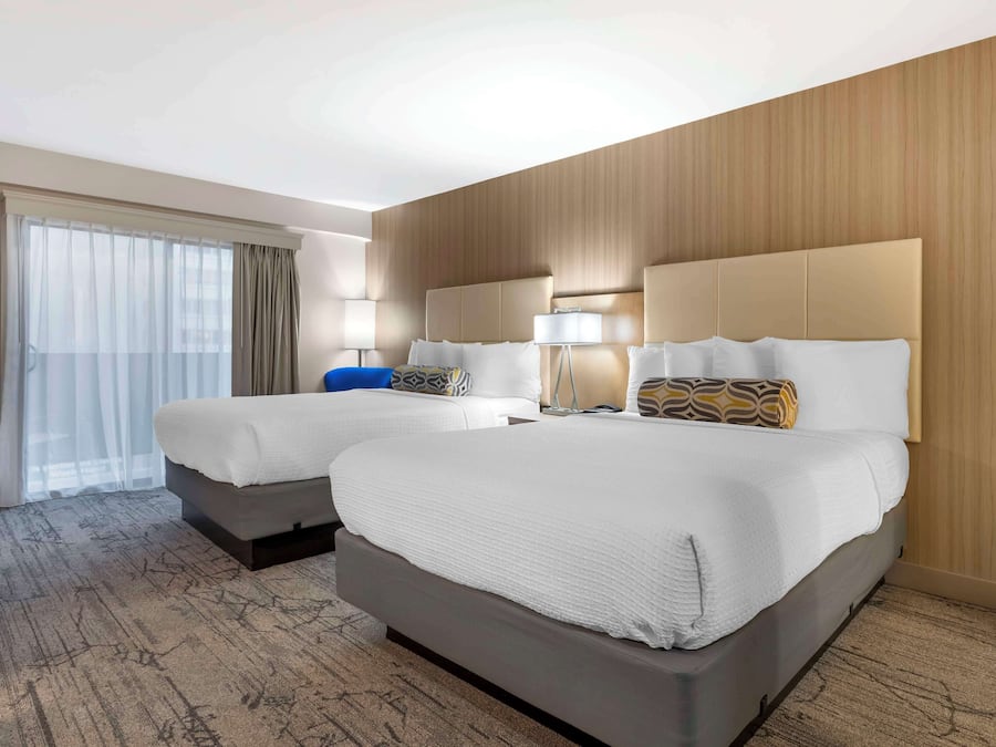 Schreibtisch, Verdunkelungsvorhänge, Bügeleisen/Bügelbrett