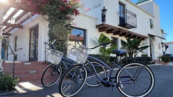 A building with a sign reading 'FAH INN' and two bicycles with baskets parked in front.