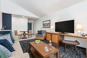 Suite | Soggiorno | TV a schermo piatto 50 pollici con canali via cavo, TV