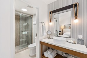Shower, free toiletries, hair dryer, bathrobes - Mason Beach Inn (Santa Barbara)