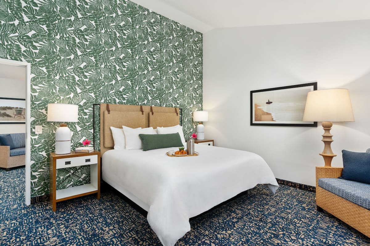 Literie de qualité, lit avec matelas à plateau-coussin, minibar, bureau