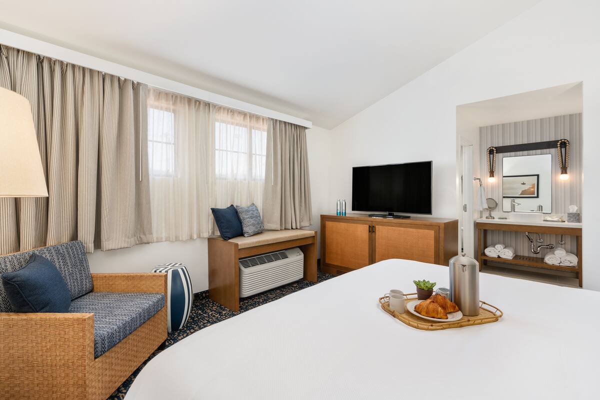 Premium bedding, pillowtop beds, minibar, desk