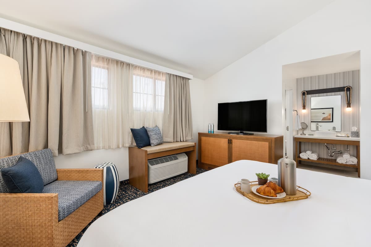 Literie de qualité, lit avec matelas à plateau-coussin, minibar, bureau