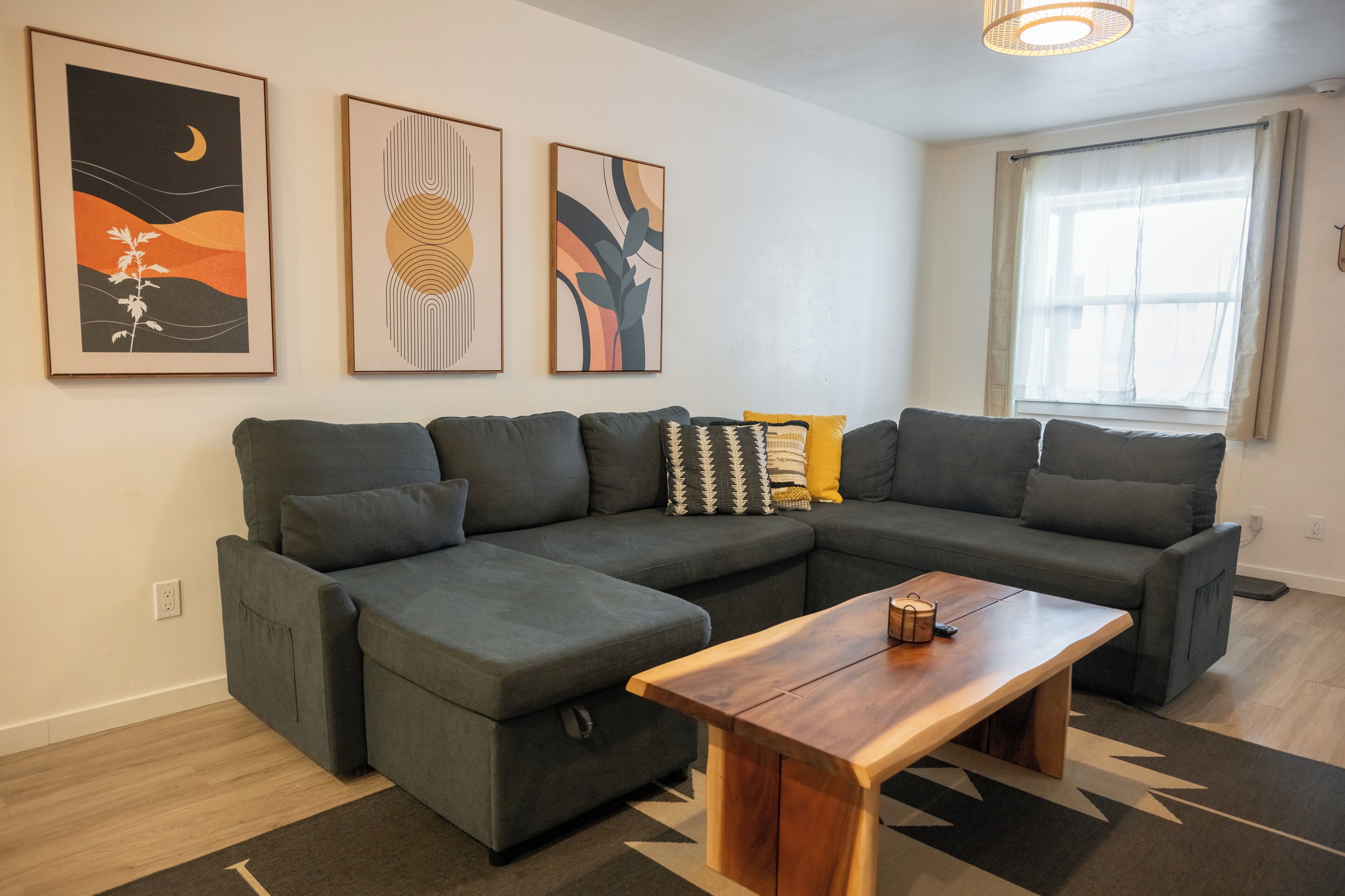 华丽套房 | 起居区 | 50-英寸智能电视 （配备数码频道）、电视