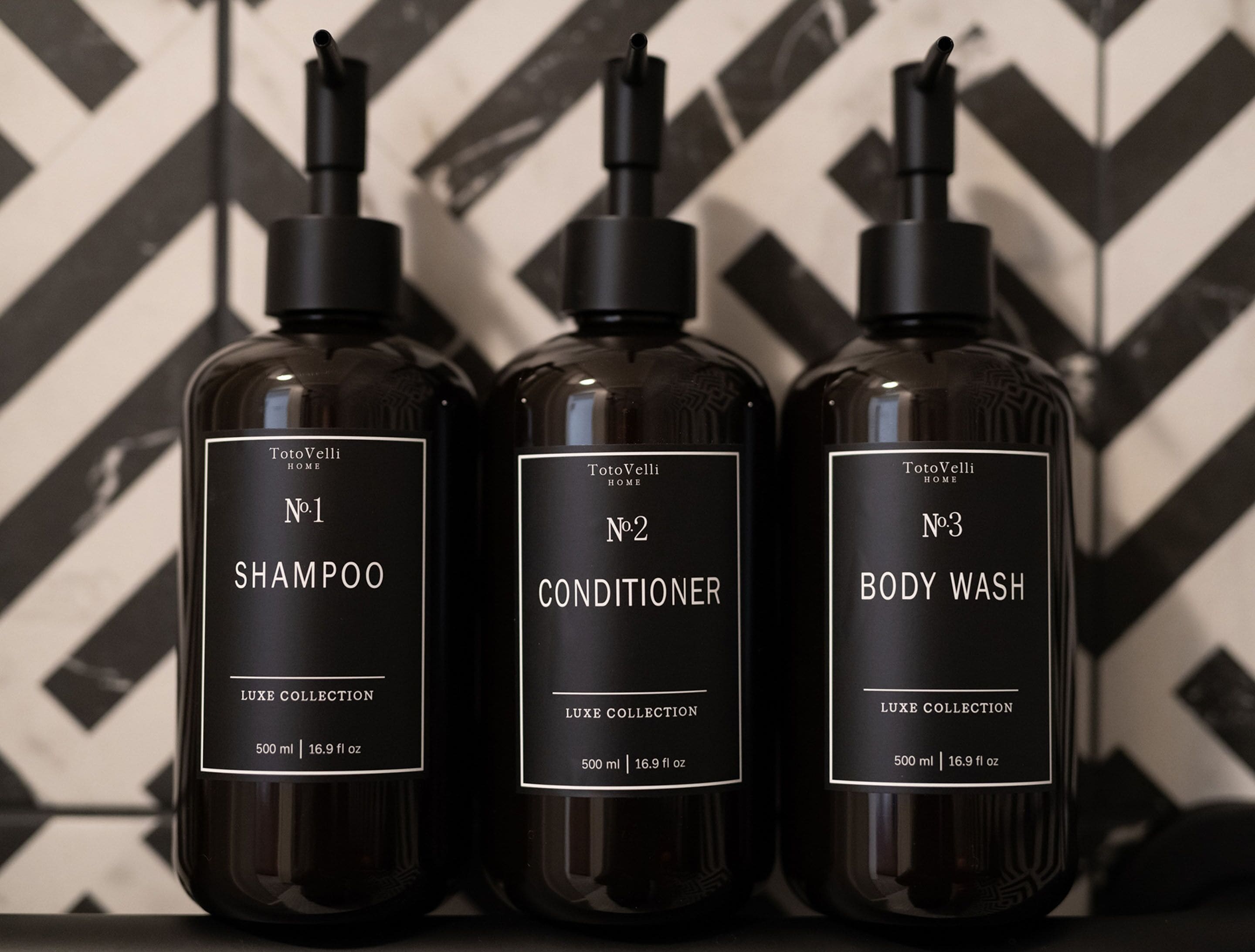 Tre bottiglie di prodotti TotoVelli Home: Shampoo n.1, Balsamo n.2 e Bagnodoccia n.3, ciascuna da 500 ml / 16,9 fl oz.
