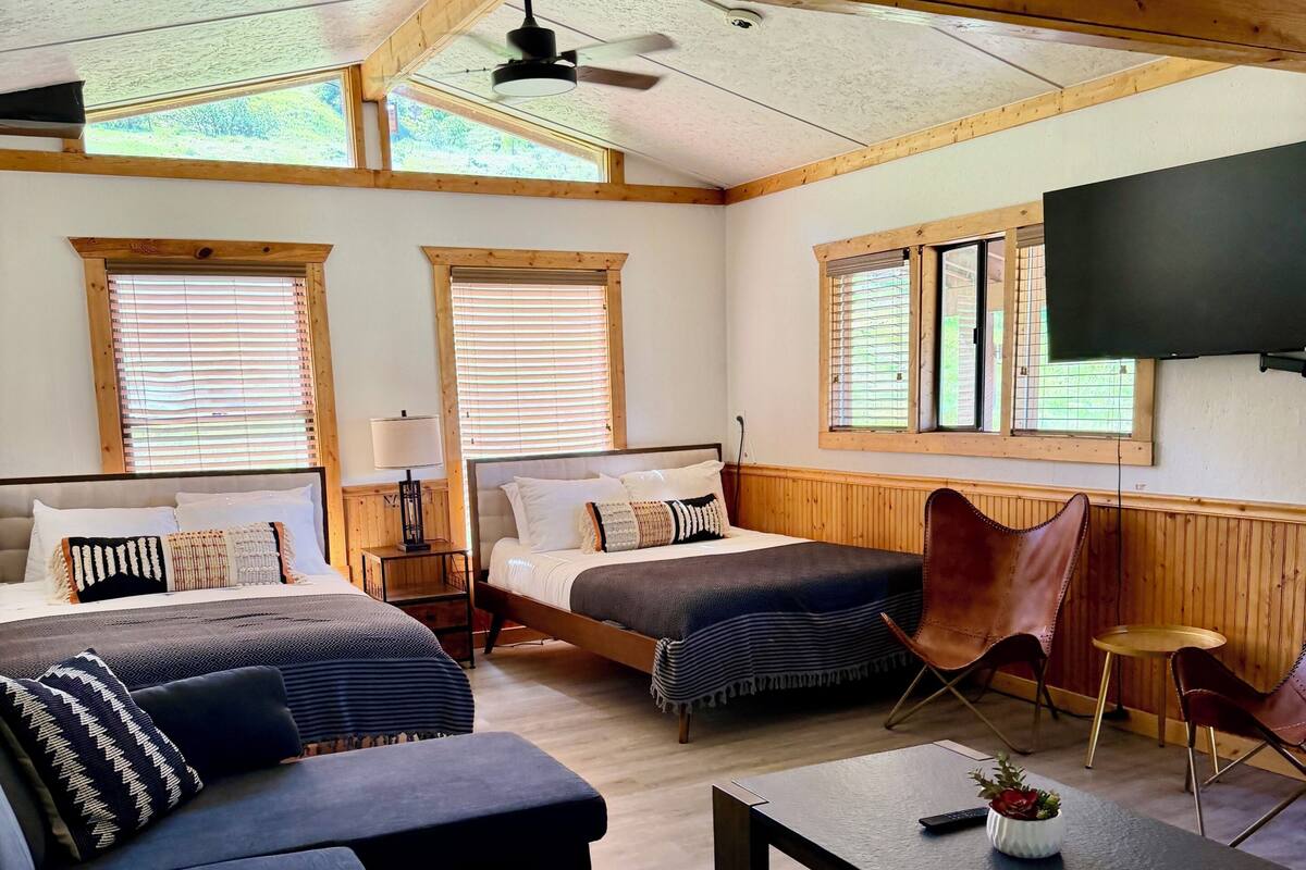 Family Cabin, Patio | Egyptian cotton sheets, premium bedding, blackout curtains, free WiFi