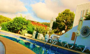 حمّام سباحة خارجي، مظلات على حمّام السباحة، مقاعد للتشمس