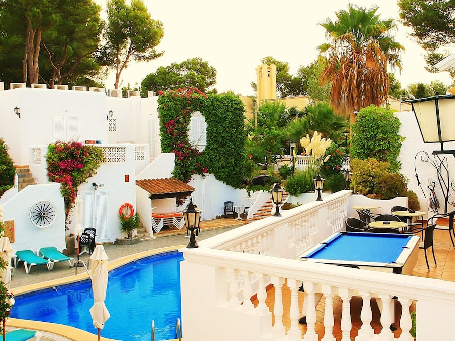 Utendørsbasseng, bassengparasoller og solsenger