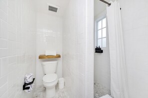 Phòng tiện nghi đơn giản, 1 giường cỡ king, phòng tắm riêng | Phòng tắm | Buồng tắm vòi sen, đồ dùng nhà tắm miễn phí, máy sấy tóc, khăn tắm 